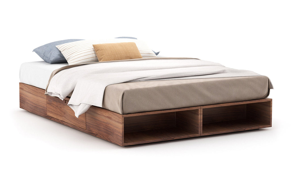 Sommier – Élégant et compact, le sommier comporte des étagères ouvertes intégrées et des tiroirs latéraux pratiques à ouverture par simple pression.