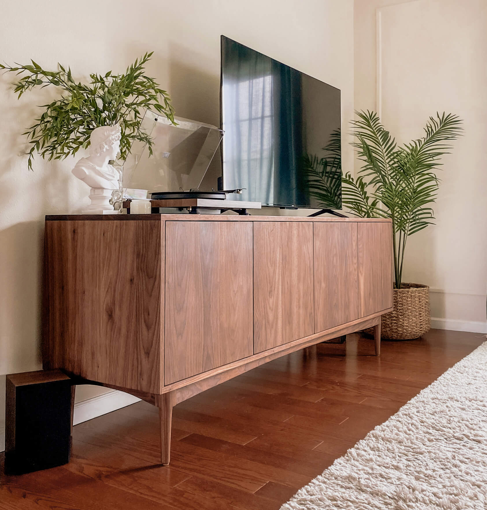 Buffet à 4 portes - Bois noble magnifique, assemblage détaillé et fermeture douce par simple pression font du Buffet à 4 portes un élément de décoration incontournable.