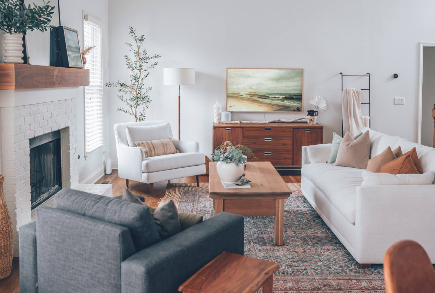 Chaise - Le dossier plus haut de la chaise convient à ceux qui aiment un soutien plus droit, tandis que l'assise ultra-spacieuse procure une sensation de
