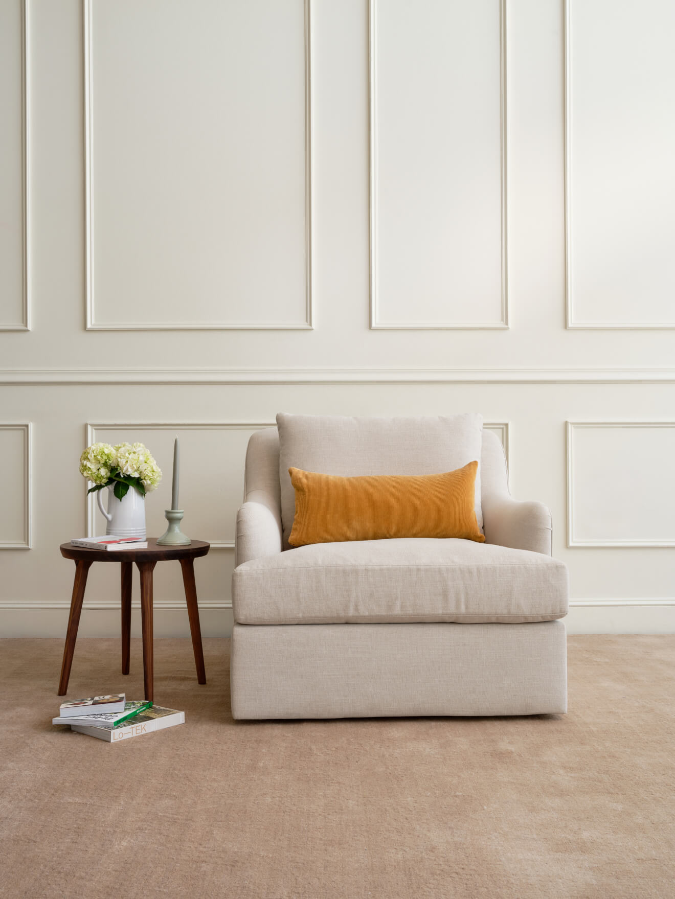 Chaise – Son dossier plus haut convient à ceux qui préfèrent un maintien plus droit, tandis que son assise ultra-spacieuse offre une sensation