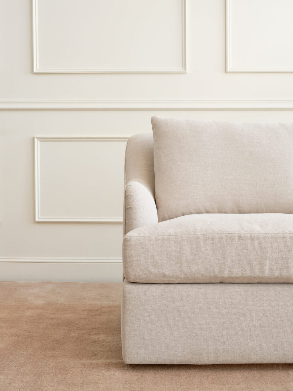 Chaise – Son dossier plus haut convient à ceux qui préfèrent un maintien plus droit, tandis que son assise ultra-spacieuse offre une sensation