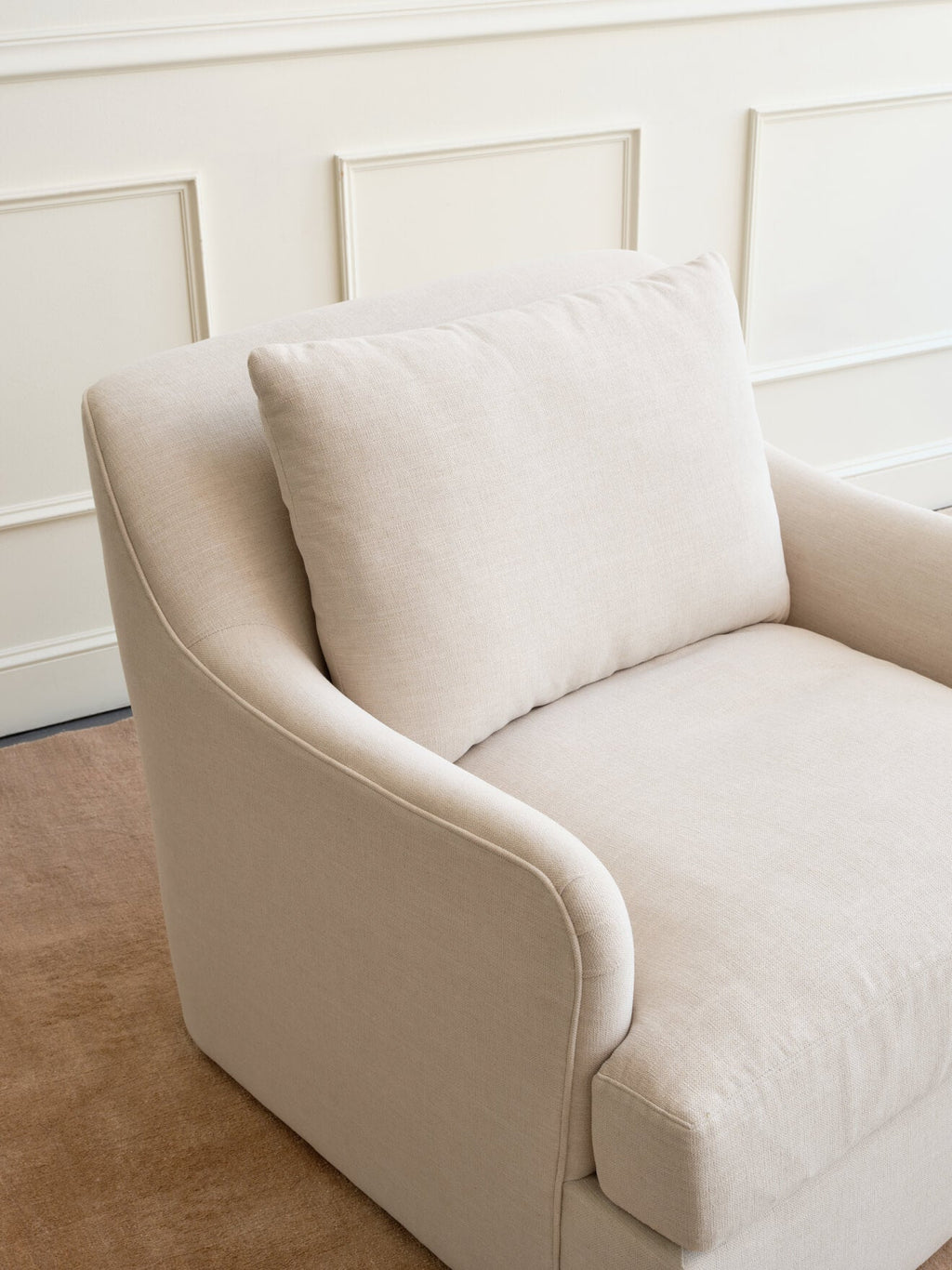 Chaise – Son dossier plus haut convient à ceux qui préfèrent un maintien plus droit, tandis que son assise ultra-spacieuse offre une sensation