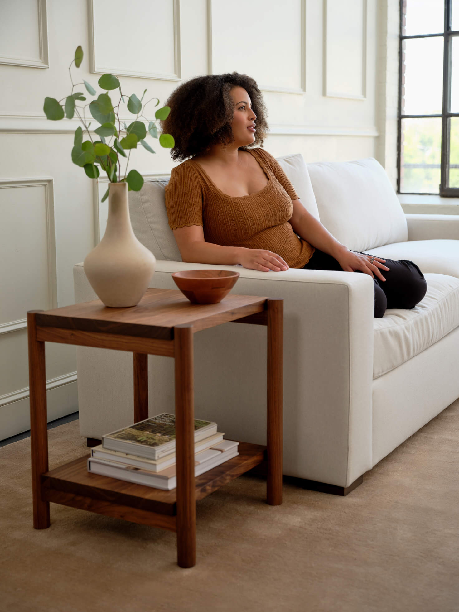 Canapé en latex naturel - La silhouette classique du canapé est enveloppée d'un rembourrage qui allie un attrait intemporel à un confort enveloppa