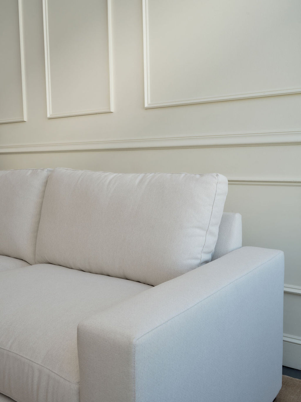 Canapé en latex naturel - La silhouette classique du canapé est enveloppée d'un rembourrage qui allie un attrait intemporel à un confort enveloppa