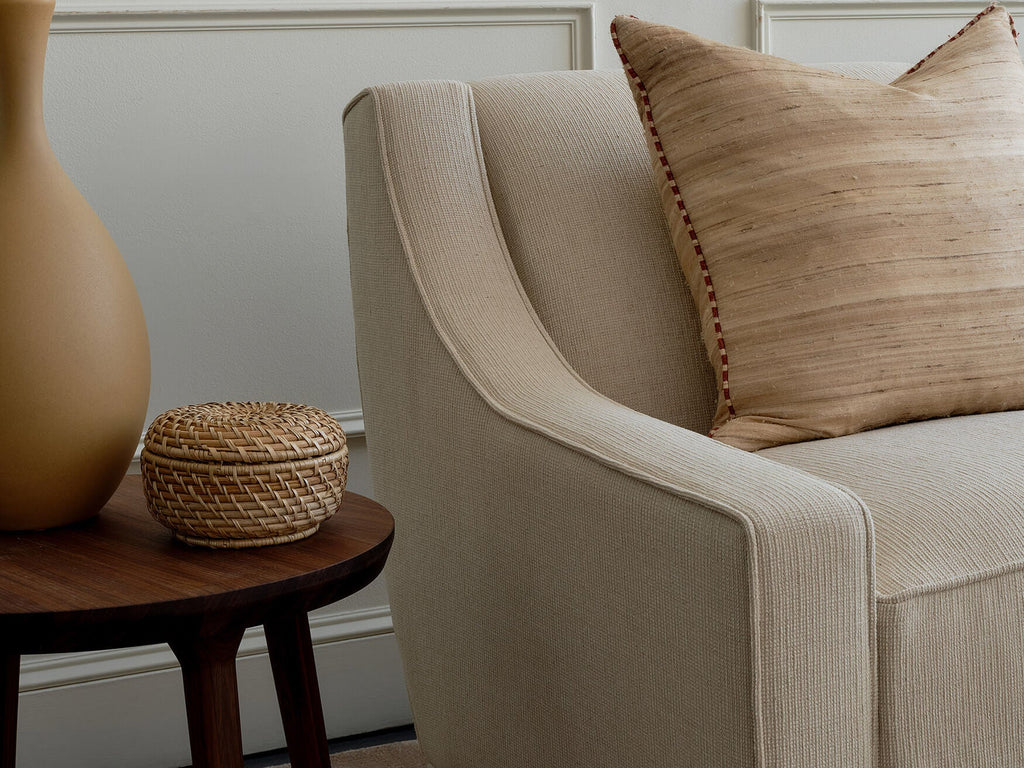 Chaise en latex naturel – La chaise prend une allure élégante avec ses passepoils soignés, ses lignes inspirées du milieu du siècle et son dossier haut et incliné.