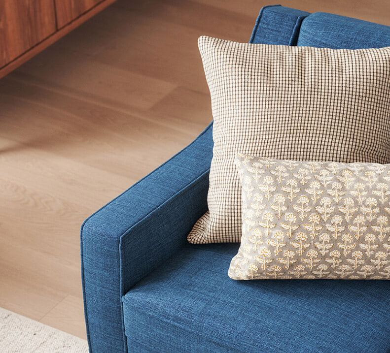 Chaise - La chaise prend une allure élégante avec son passepoil sur mesure, ses lignes inspirées du milieu du siècle et son haut dossier incliné pour un excellent