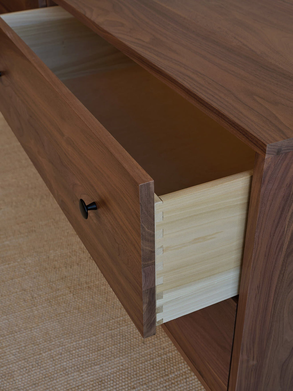 Commode large à 4 tiroirs - Notre commode large à 4 tiroirs comprend deux colonnes de tiroirs larges et spacieux (vous pouvez enfin y mettre toutes vos affaires).