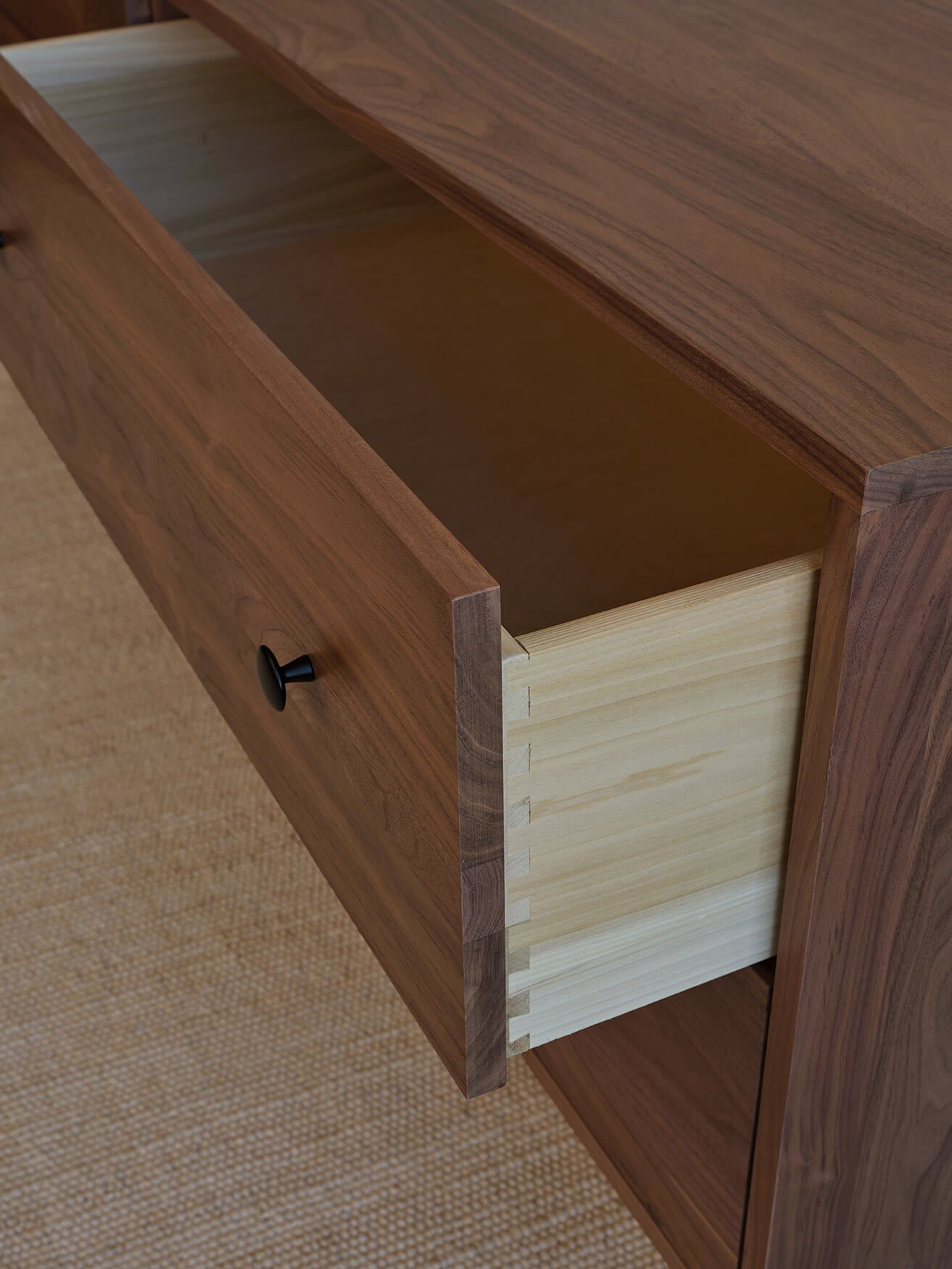 Commode large à 4 tiroirs - Notre commode large à 4 tiroirs comprend deux colonnes de tiroirs larges et spacieux (vous pouvez enfin y mettre toutes vos affaires).