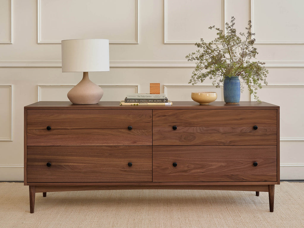 Commode large à 4 tiroirs - Notre commode large à 4 tiroirs comprend deux colonnes de tiroirs larges et spacieux (vous pouvez enfin y mettre toutes vos affaires).