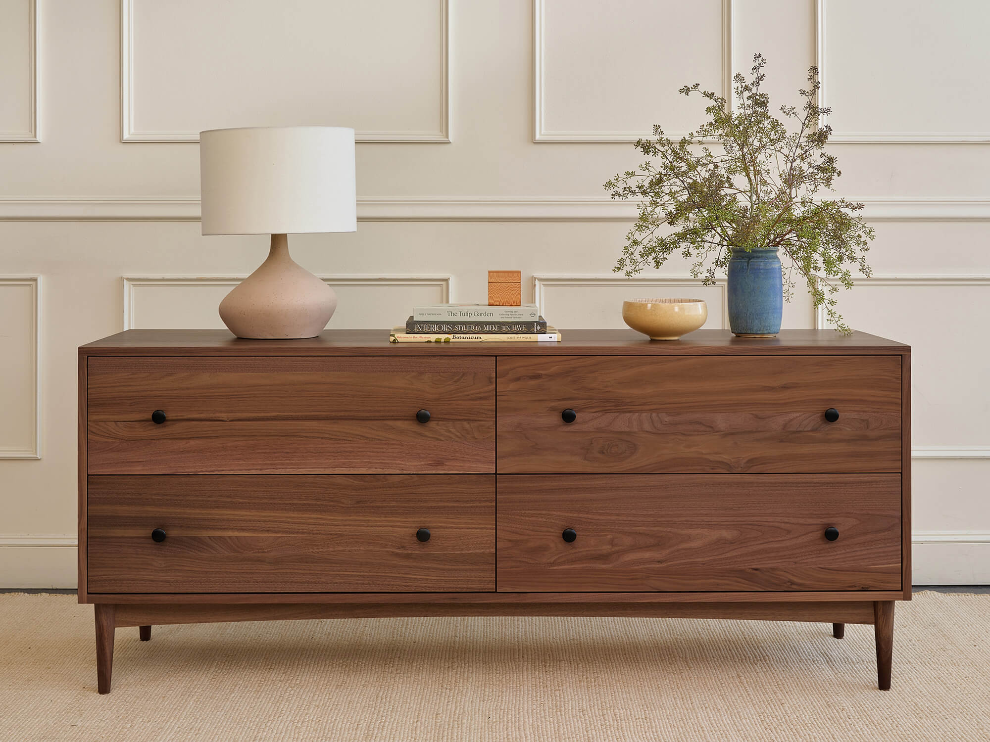 Commode large à 4 tiroirs - Notre commode large à 4 tiroirs comprend deux colonnes de tiroirs larges et spacieux (vous pouvez enfin y mettre toutes vos affaires).