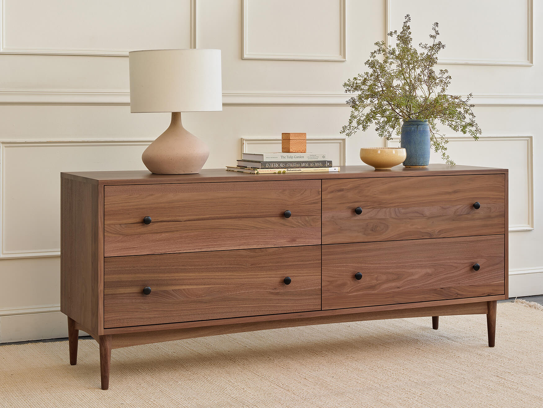 Commode large à 4 tiroirs - Notre commode large à 4 tiroirs comprend deux colonnes de tiroirs larges et spacieux (vous pouvez enfin y mettre toutes vos affaires).