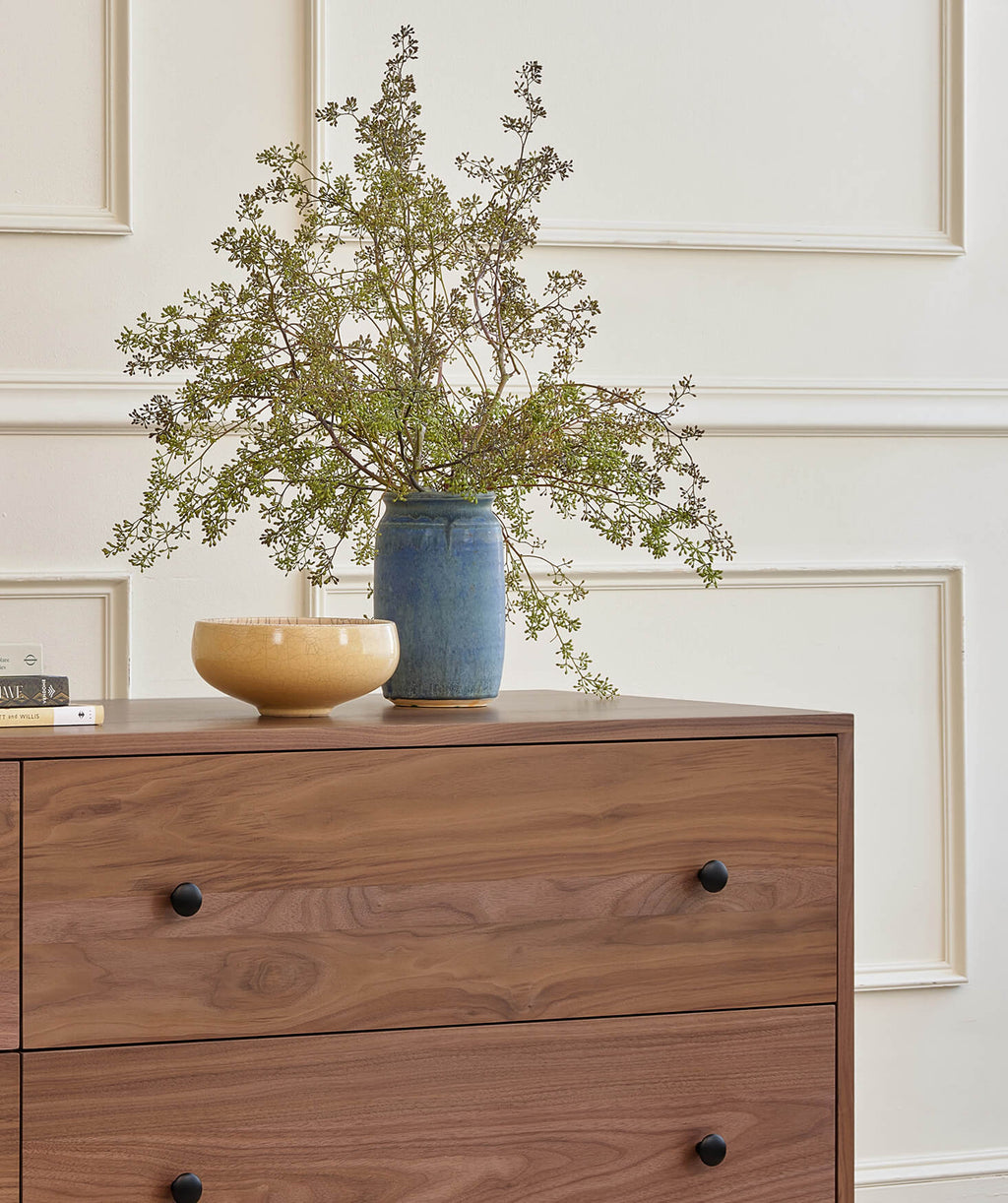 Commode large à 4 tiroirs - Notre commode large à 4 tiroirs comprend deux colonnes de tiroirs larges et spacieux (vous pouvez enfin y mettre toutes vos affaires).