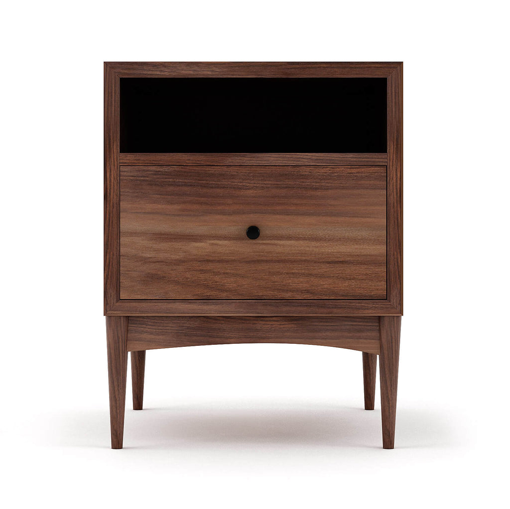 Table de chevet - Le grain naturel chaleureux, la base gracieusement arquée et les joints classiques de la table de chevet s'unissent pour apporter fonctionnalité