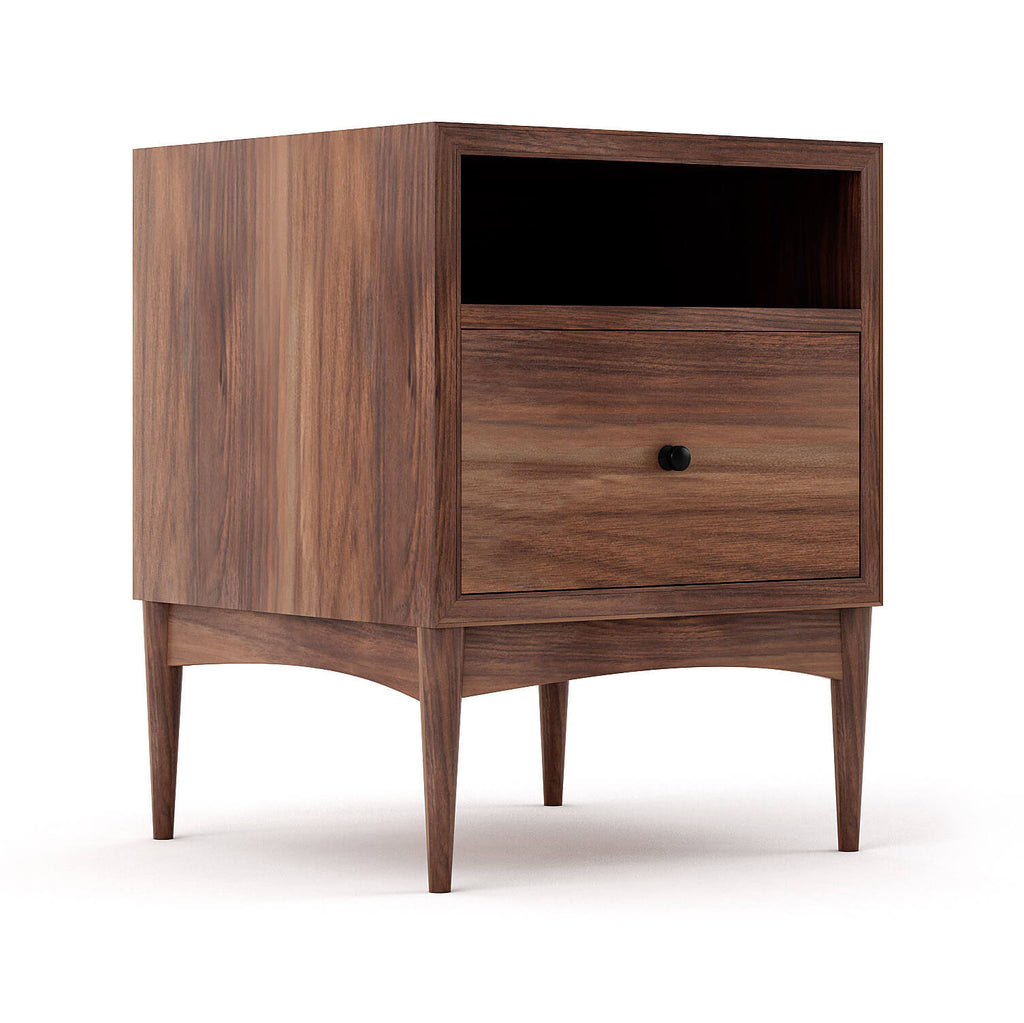 Table de chevet - Le grain naturel chaleureux, la base gracieusement arquée et les joints classiques de la table de chevet s'unissent pour apporter fonctionnalité