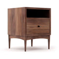 Table de chevet - Le grain naturel chaleureux, la base gracieusement arquée et les joints classiques de la table de chevet s'unissent pour apporter fonctionnalité