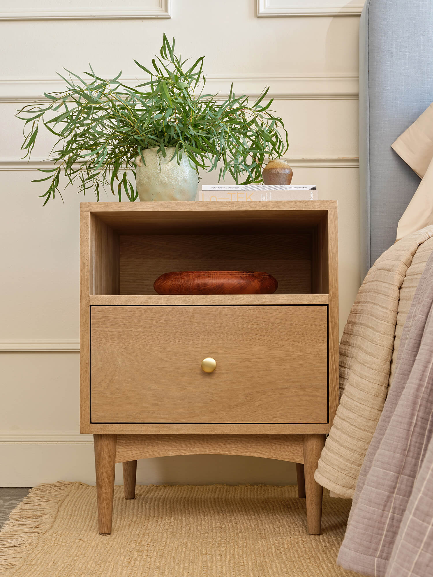 Table de chevet - Le grain naturel chaleureux, la base gracieusement arquée et les joints classiques de la table de chevet s'unissent pour apporter fonctionnalité