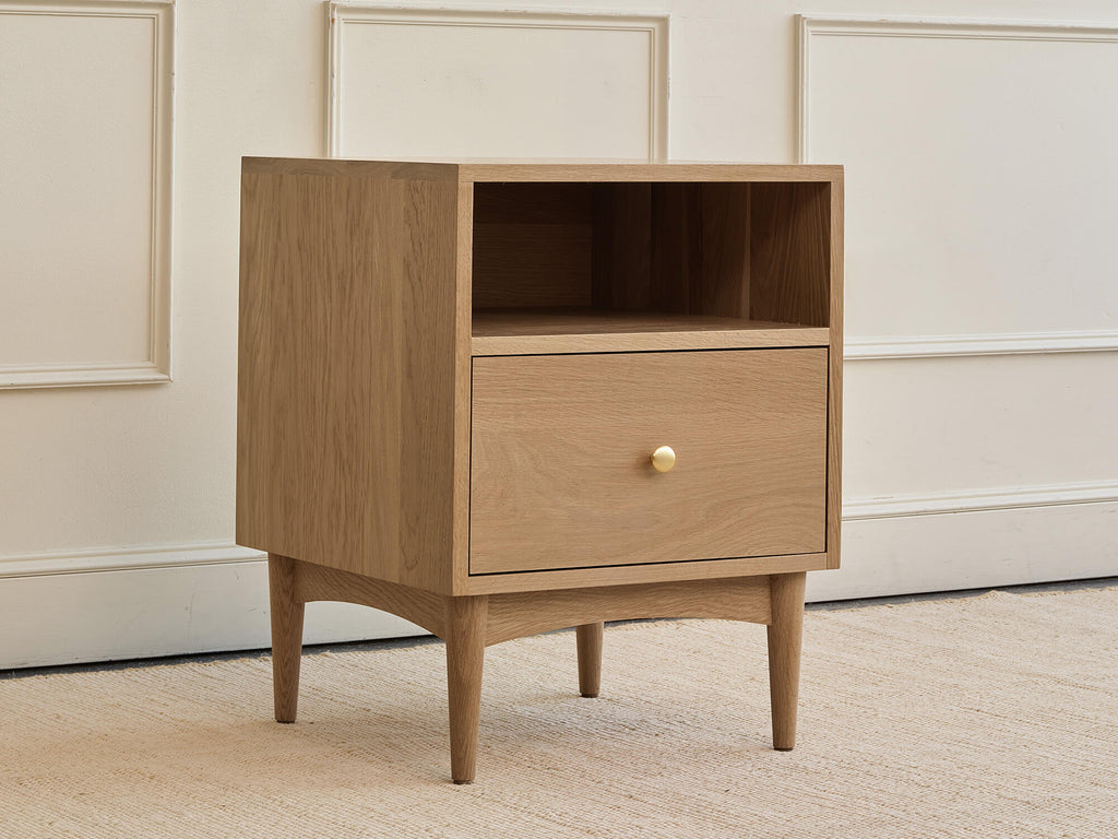 Table de chevet - Le grain naturel chaleureux, la base gracieusement arquée et les joints classiques de la table de chevet s'unissent pour apporter fonctionnalité
