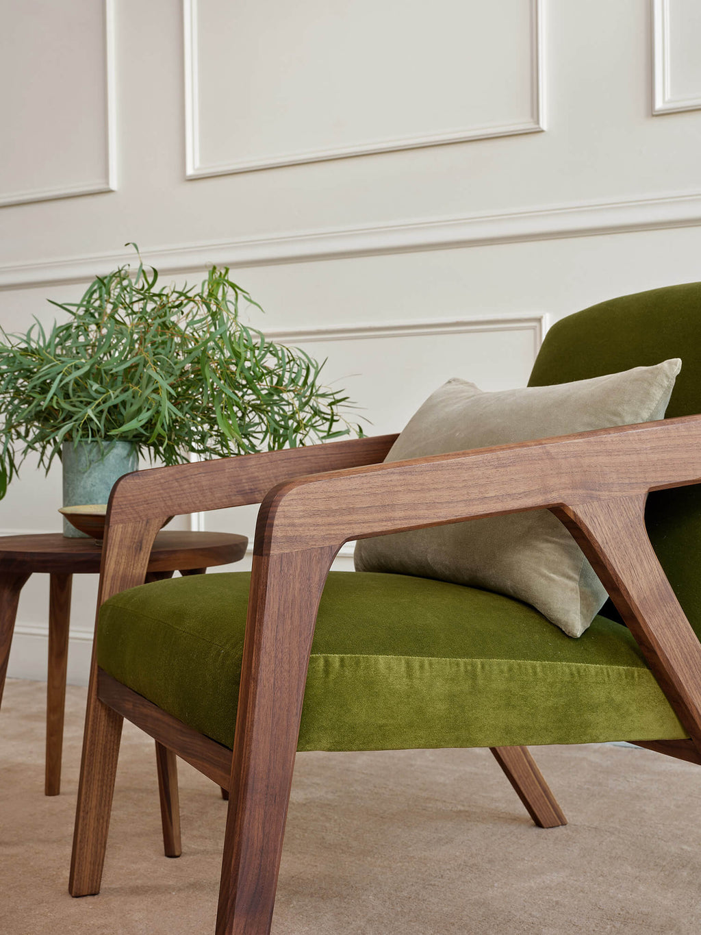 Fauteuil Burr en latex naturel – Ses courbes douces confèrent un aspect aérien à l'assise spacieuse et à l'artisanat du bois robuste du Burr.