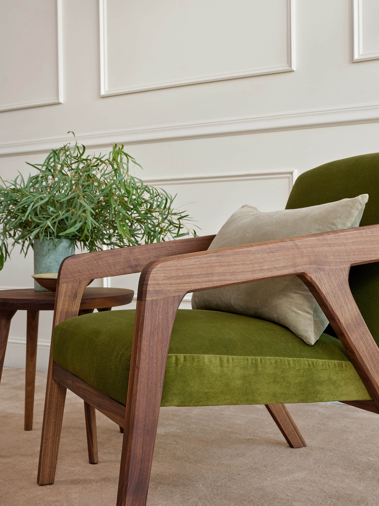 Fauteuil Burr en latex naturel – Ses courbes douces confèrent un aspect aérien à l'assise spacieuse et à l'artisanat du bois robuste du Burr.