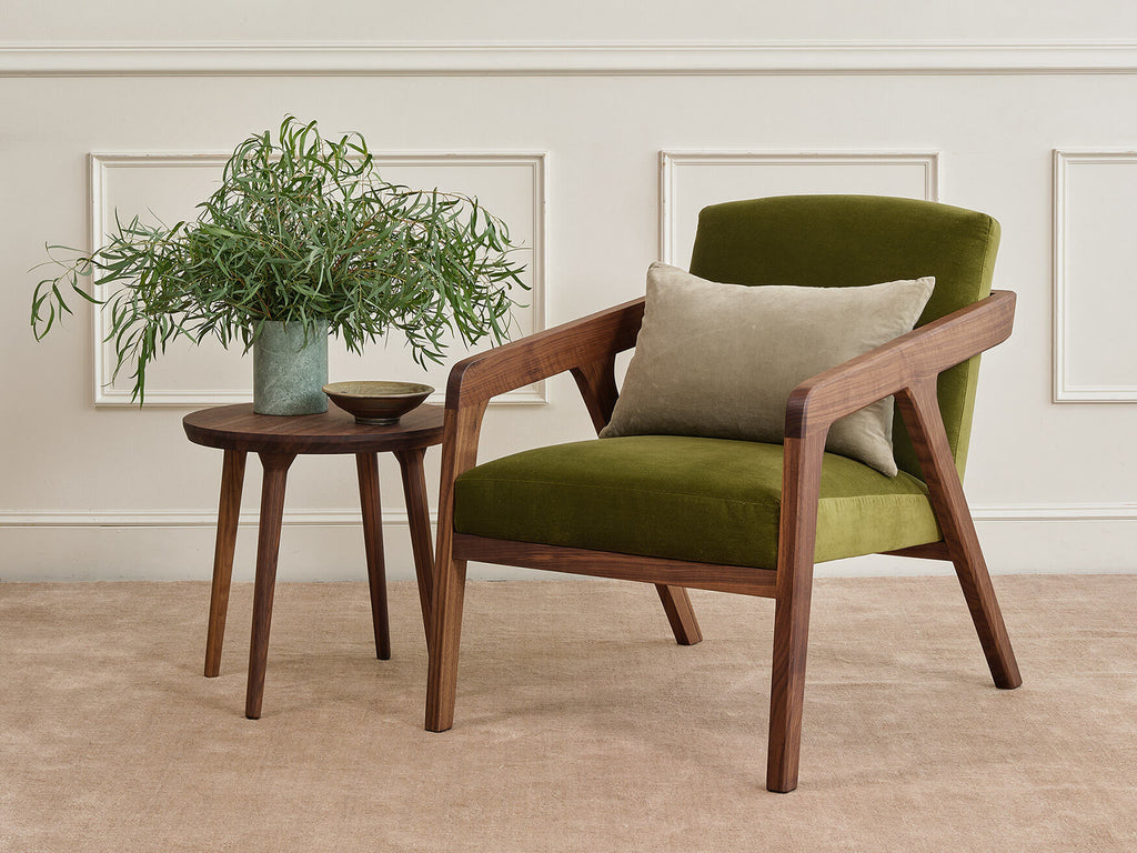 Fauteuil Burr en latex naturel – Ses courbes douces confèrent un aspect aérien à l'assise spacieuse et à l'artisanat du bois robuste du Burr.