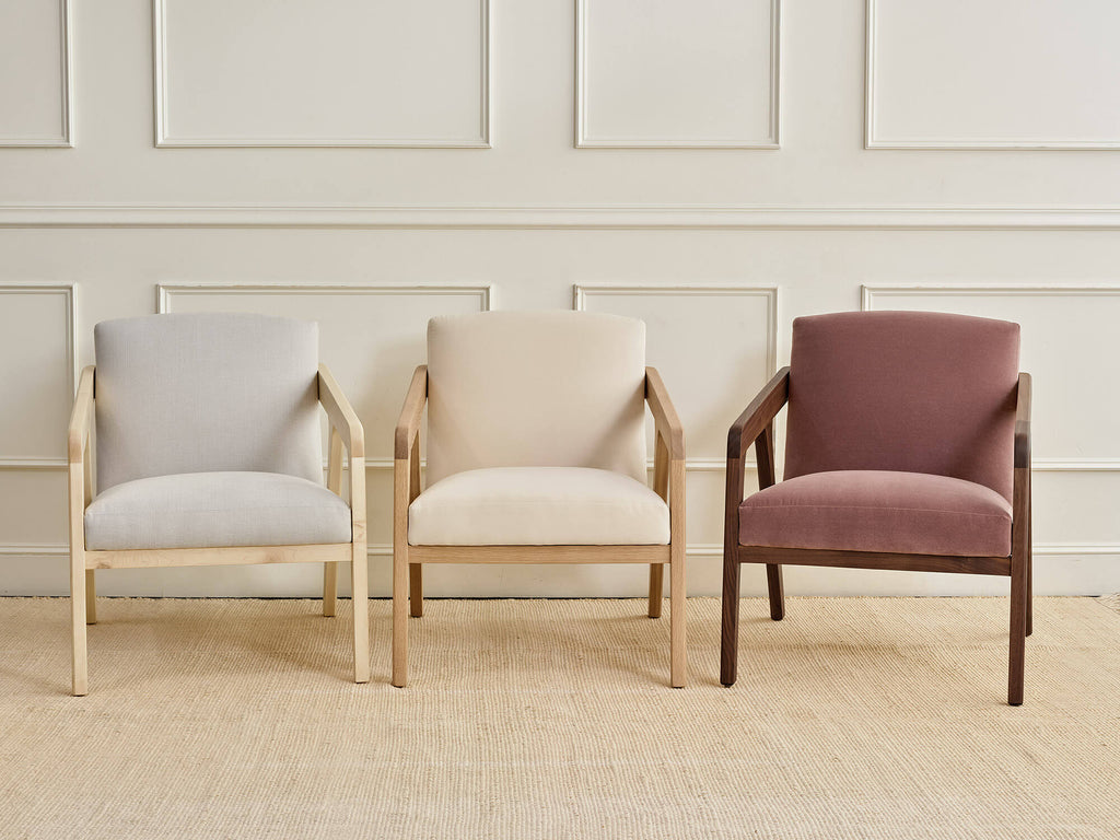 Fauteuil Burr en latex naturel – Ses courbes douces confèrent un aspect aérien à l'assise spacieuse et à l'artisanat du bois robuste du Burr.