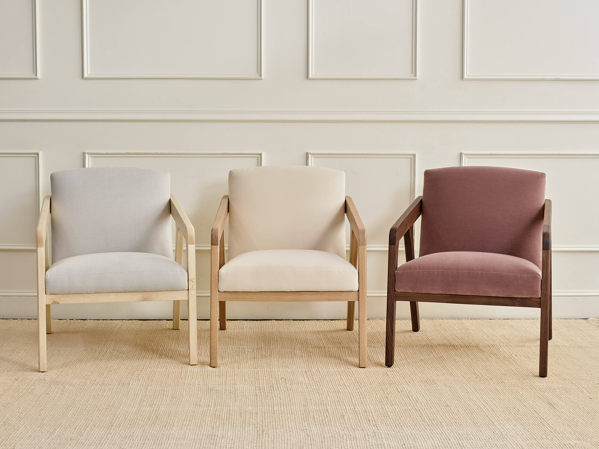 Fauteuil Burr en latex naturel – Ses courbes douces confèrent un aspect aérien à l'assise spacieuse et à l'artisanat du bois robuste du Burr.