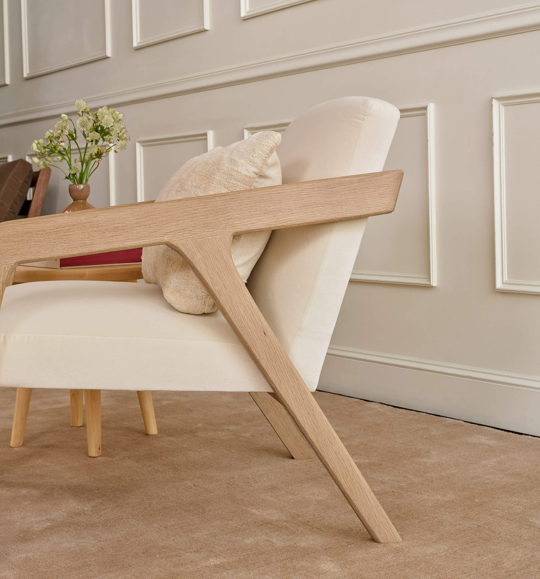 Fauteuil Burr en latex naturel – Ses courbes douces confèrent un aspect aérien à l'assise spacieuse et à l'artisanat du bois robuste du Burr.