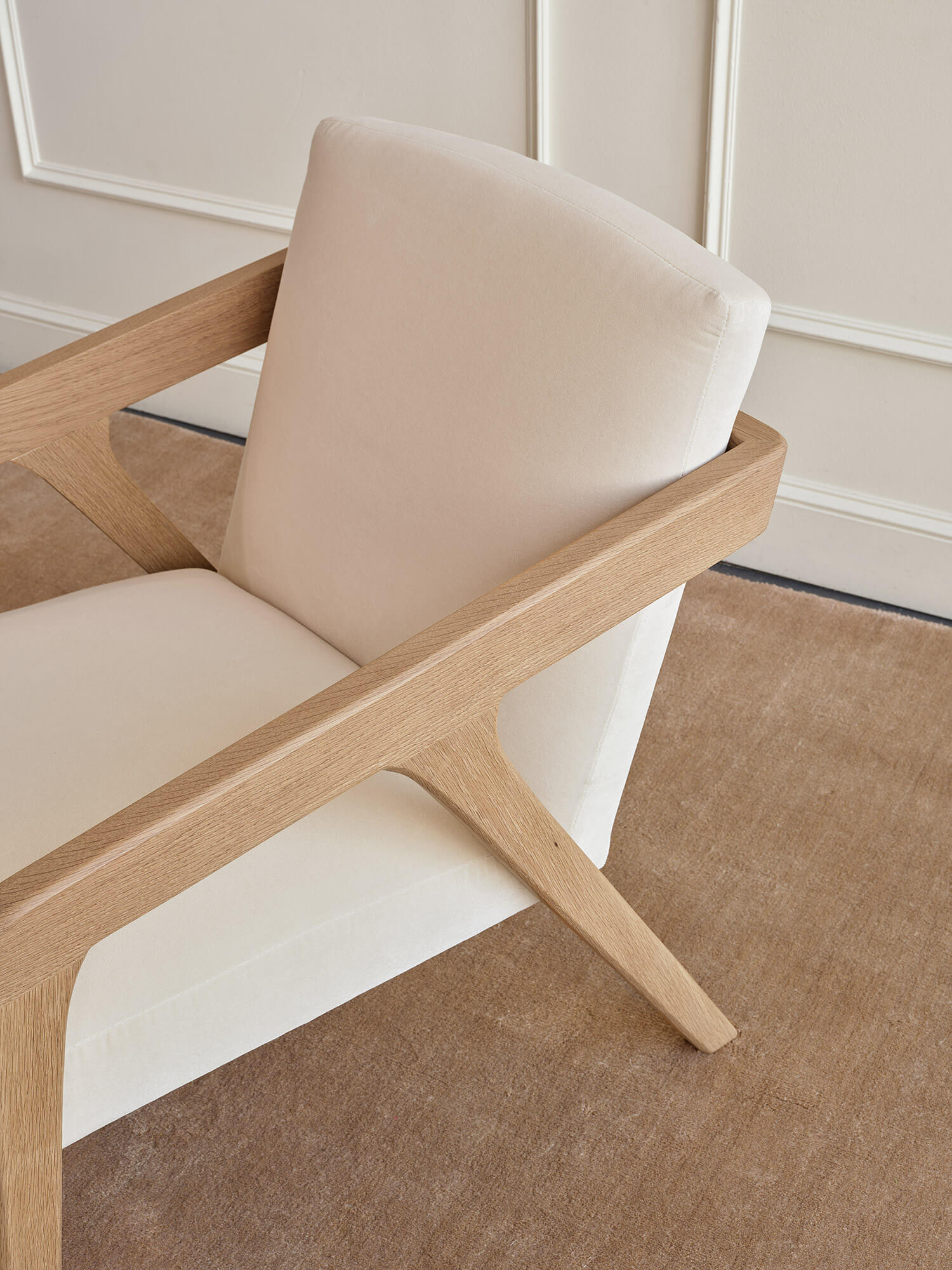 Fauteuil Burr en latex naturel – Ses courbes douces confèrent un aspect aérien à l'assise spacieuse et à l'artisanat du bois robuste du Burr.