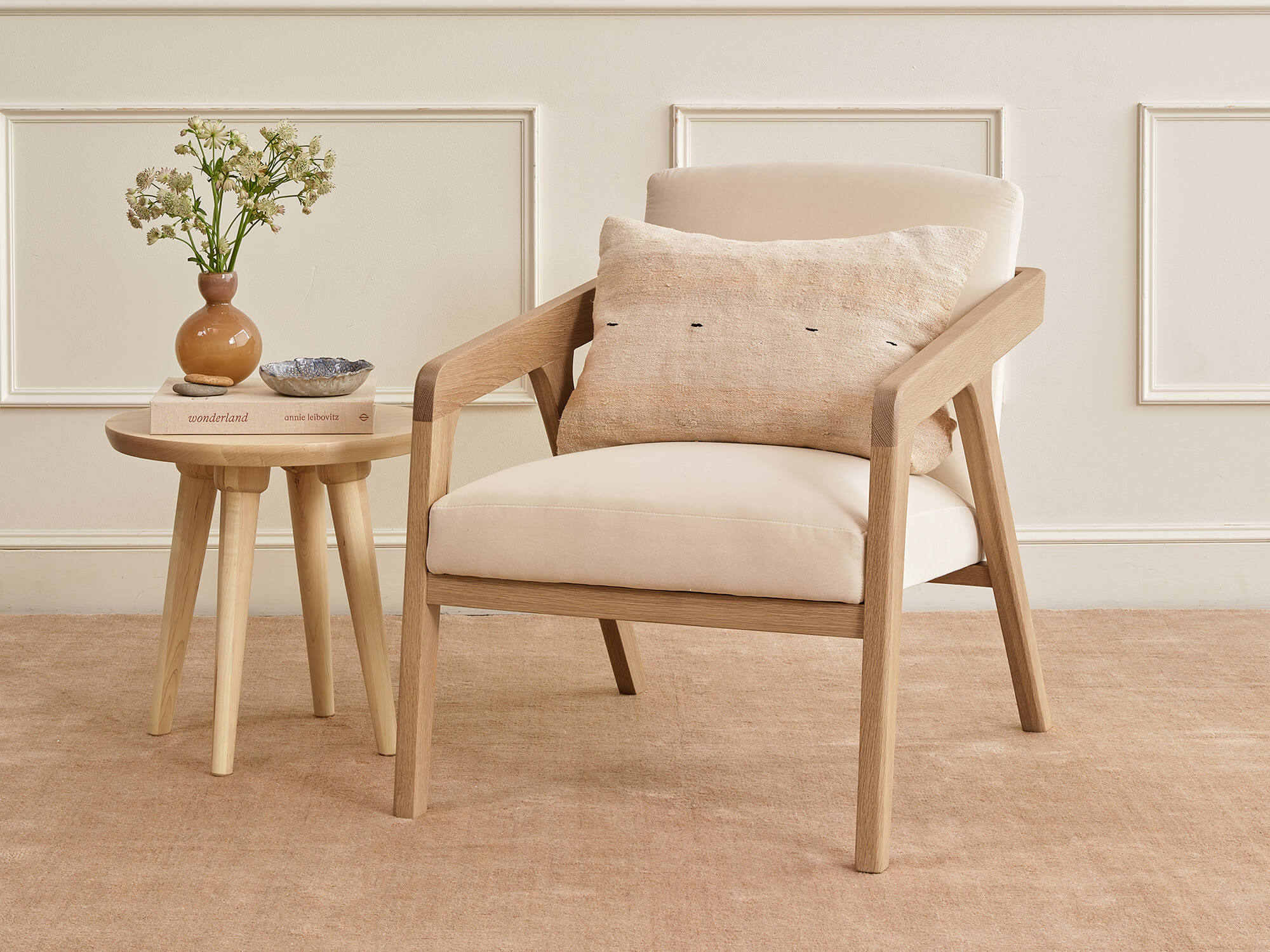 Fauteuil Burr en latex naturel – Ses courbes douces confèrent un aspect aérien à l'assise spacieuse et à l'artisanat du bois robuste du Burr.
