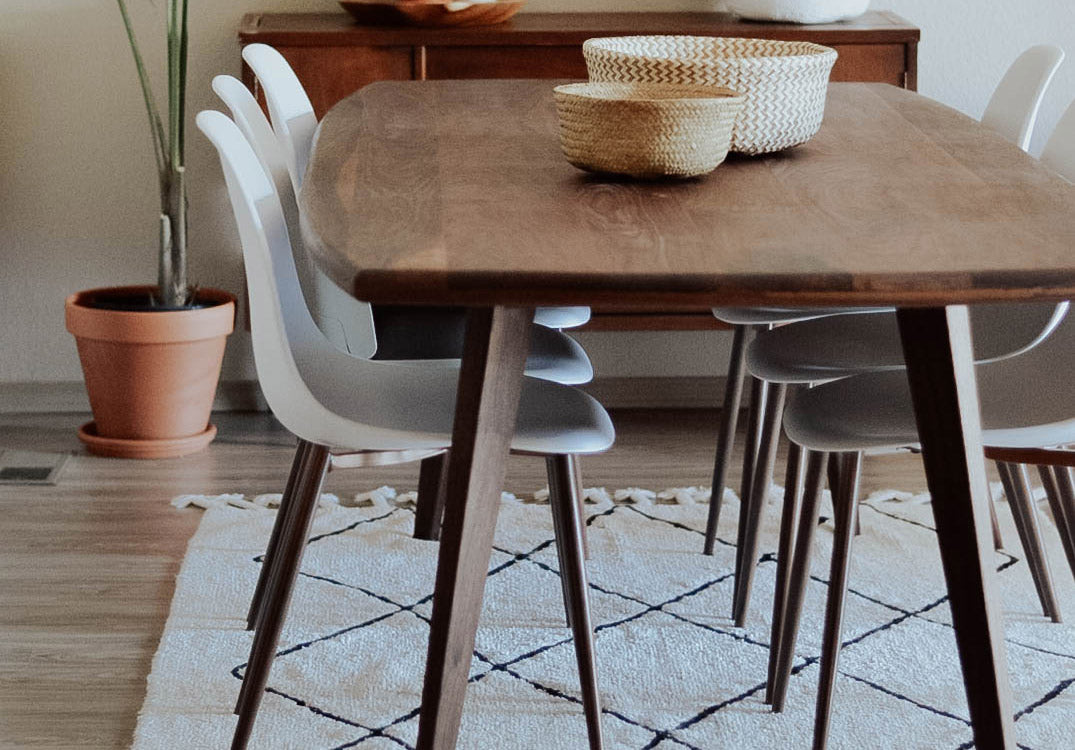 Table de salle à manger - Une pièce maîtresse d'inspiration danoise pour votre salle à manger, avec un magnifique plateau en forme de bateau, des pieds évasés et un r