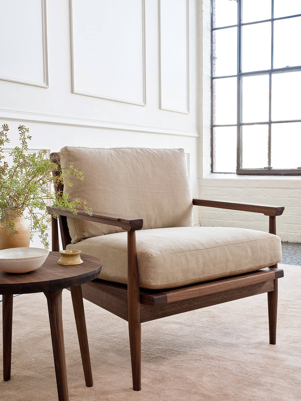Fauteuil d'appoint en latex naturel – Des détails élégants et faits à la main, comme des bords chanfreinés et un dossier en échelle, font de ce fauteuil un héritage