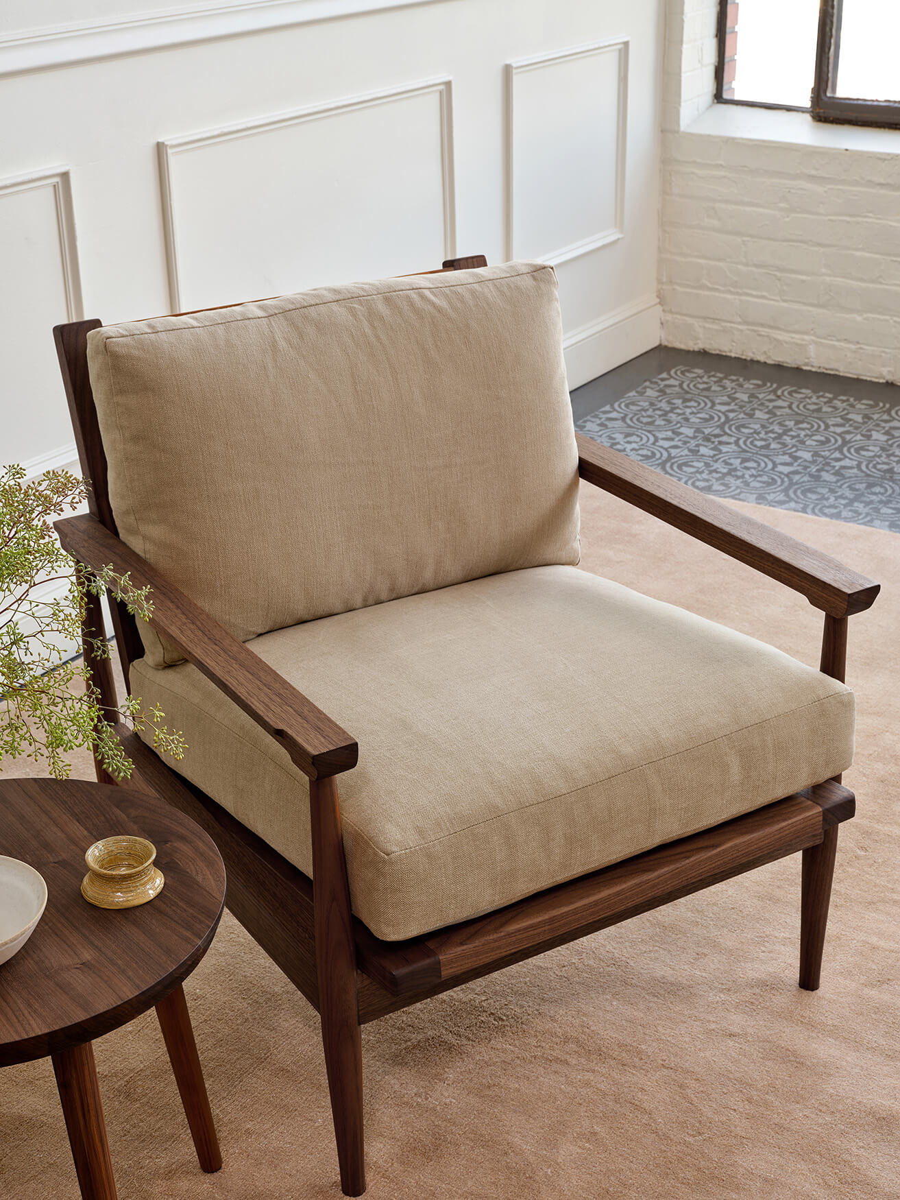 Fauteuil d'appoint en latex naturel – Des détails élégants et faits à la main, comme des bords chanfreinés et un dossier en échelle, font de ce fauteuil un héritage