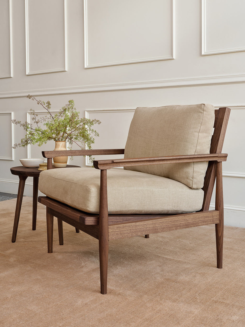 Fauteuil d'appoint en latex naturel – Des détails élégants et faits à la main, comme des bords chanfreinés et un dossier en échelle, font de ce fauteuil un héritage