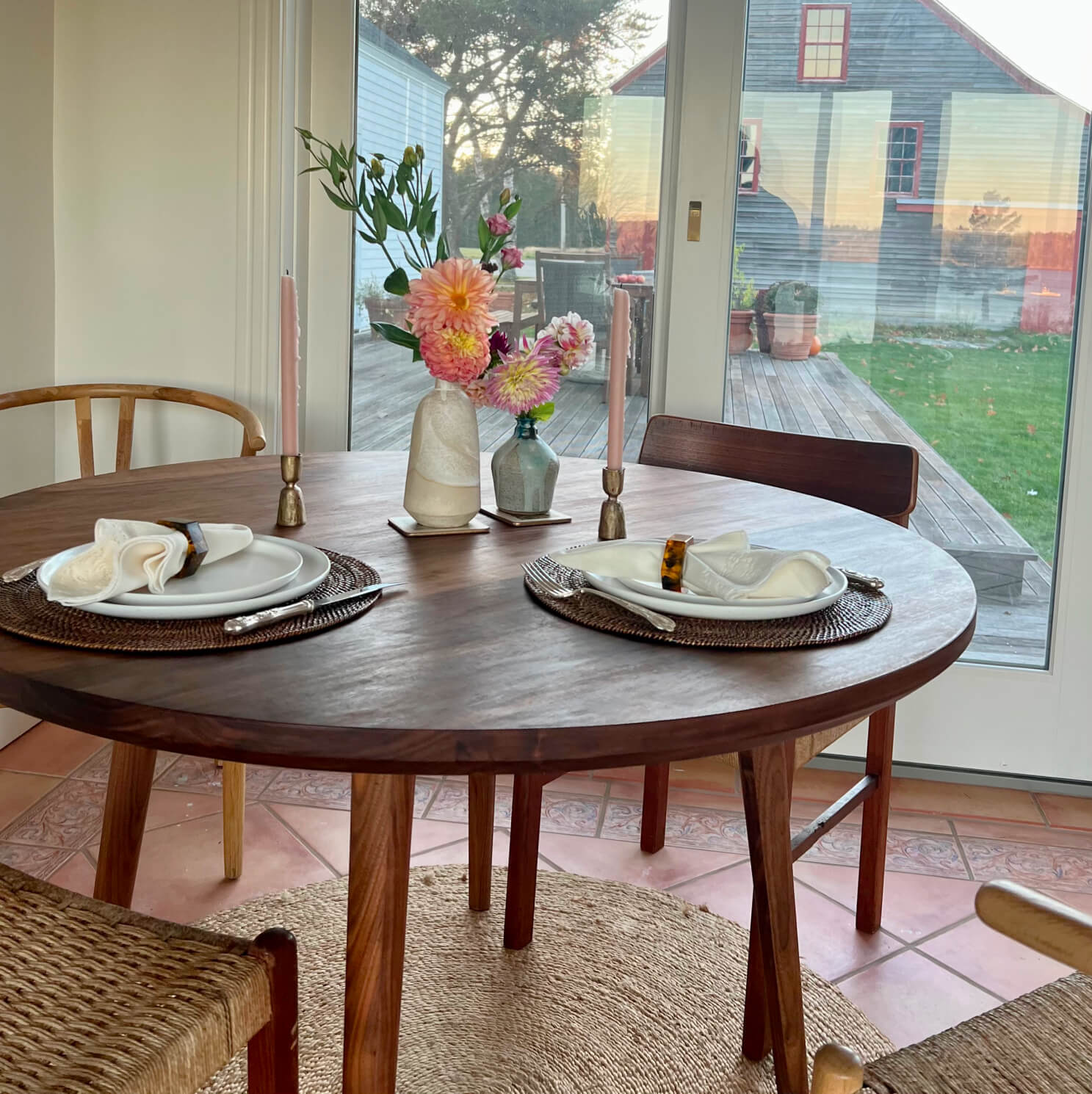 Table à Manger Ronde - Rassemblez-vous et blottissez-vous pour les dîners en semaine et les soirées entre amis autour de la Table à Manger Ronde.