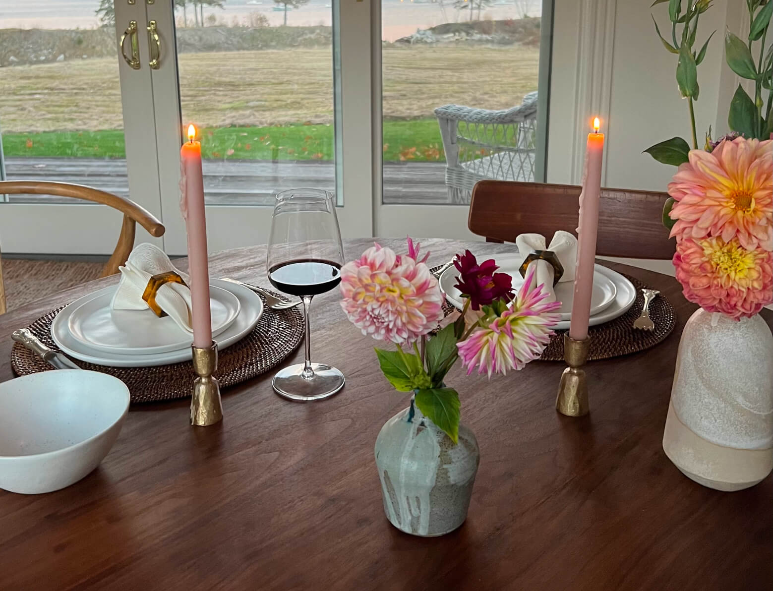 Table à manger ovale - Invitez vos proches autour des courbes élégantes de votre table à manger ovale, notre solution conviviale pour optimiser l'es