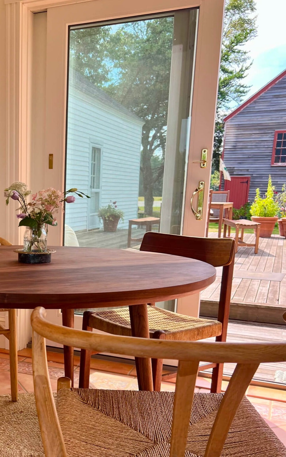 Table à manger ovale - Invitez vos proches autour des courbes élégantes de votre table à manger ovale, notre solution conviviale pour optimiser l'es