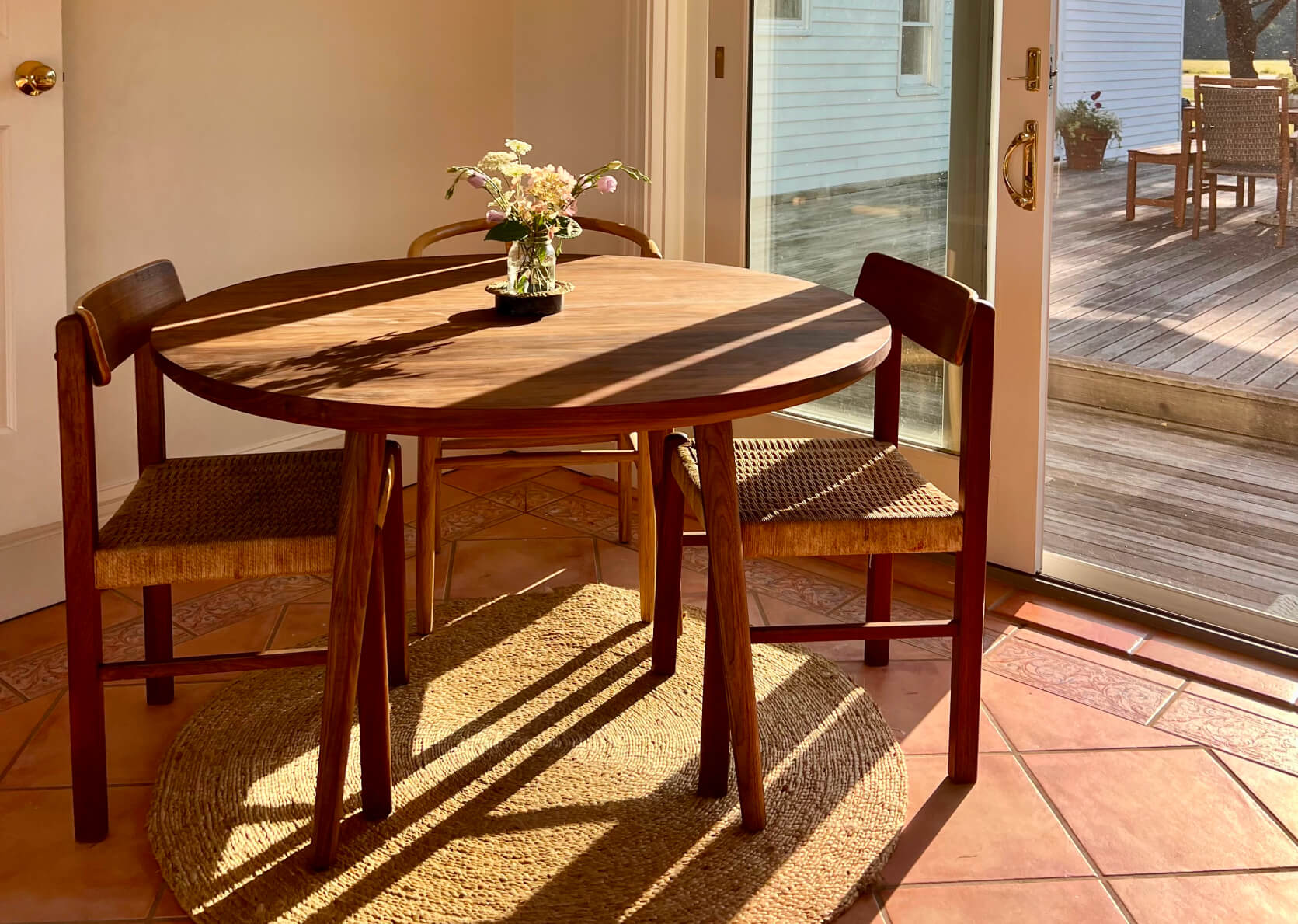 Table à Manger Ronde - Rassemblez-vous et blottissez-vous pour les dîners en semaine et les soirées entre amis autour de la Table à Manger Ronde.