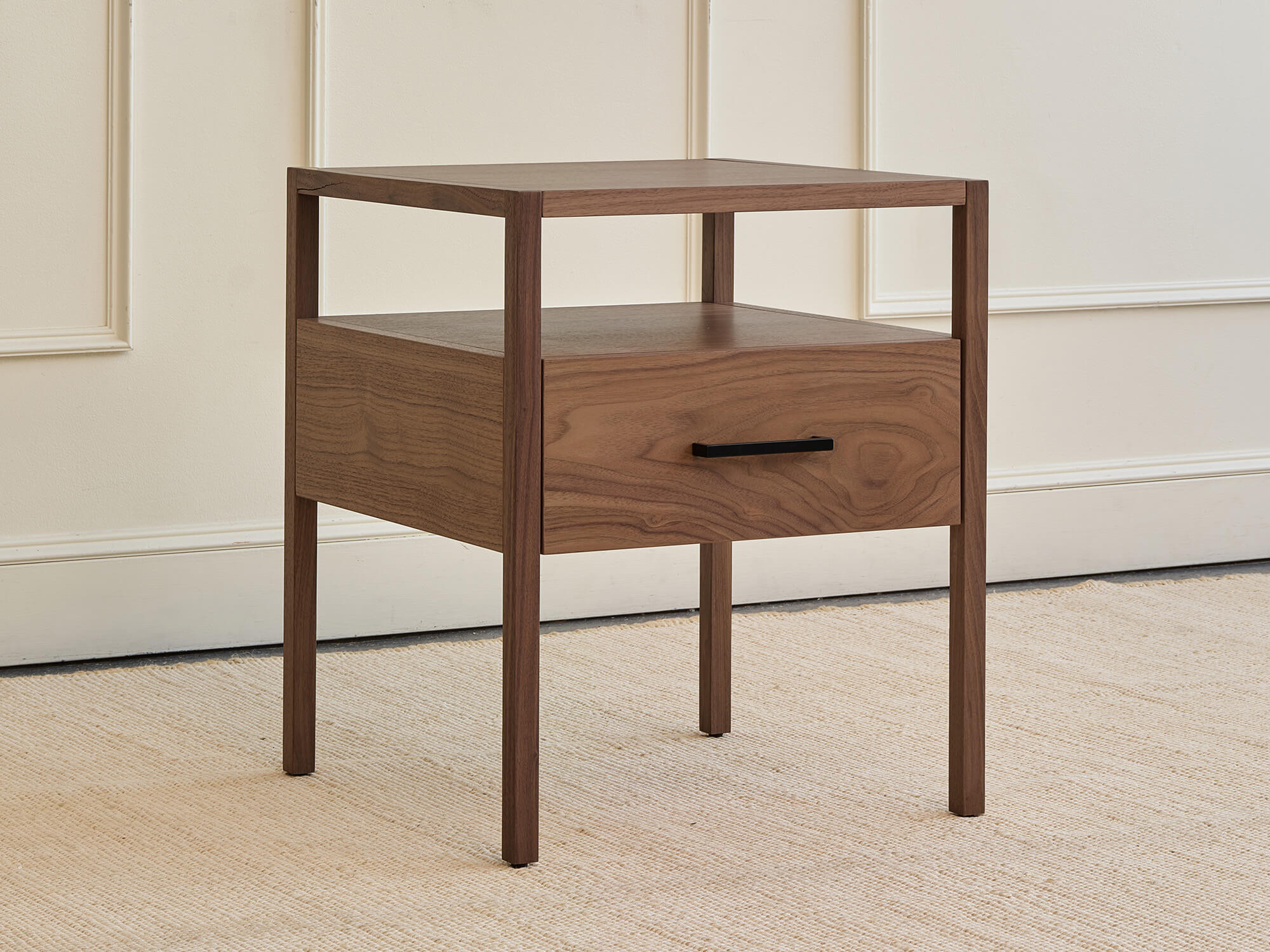 Table de chevet – Un compagnon pratique, aux lignes minimalistes, à la conception superbe et au cadre compact