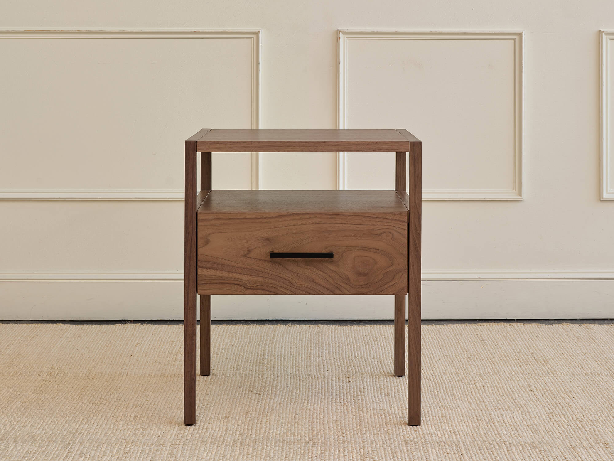 Table de chevet – Un compagnon pratique, aux lignes minimalistes, à la conception superbe et au cadre compact