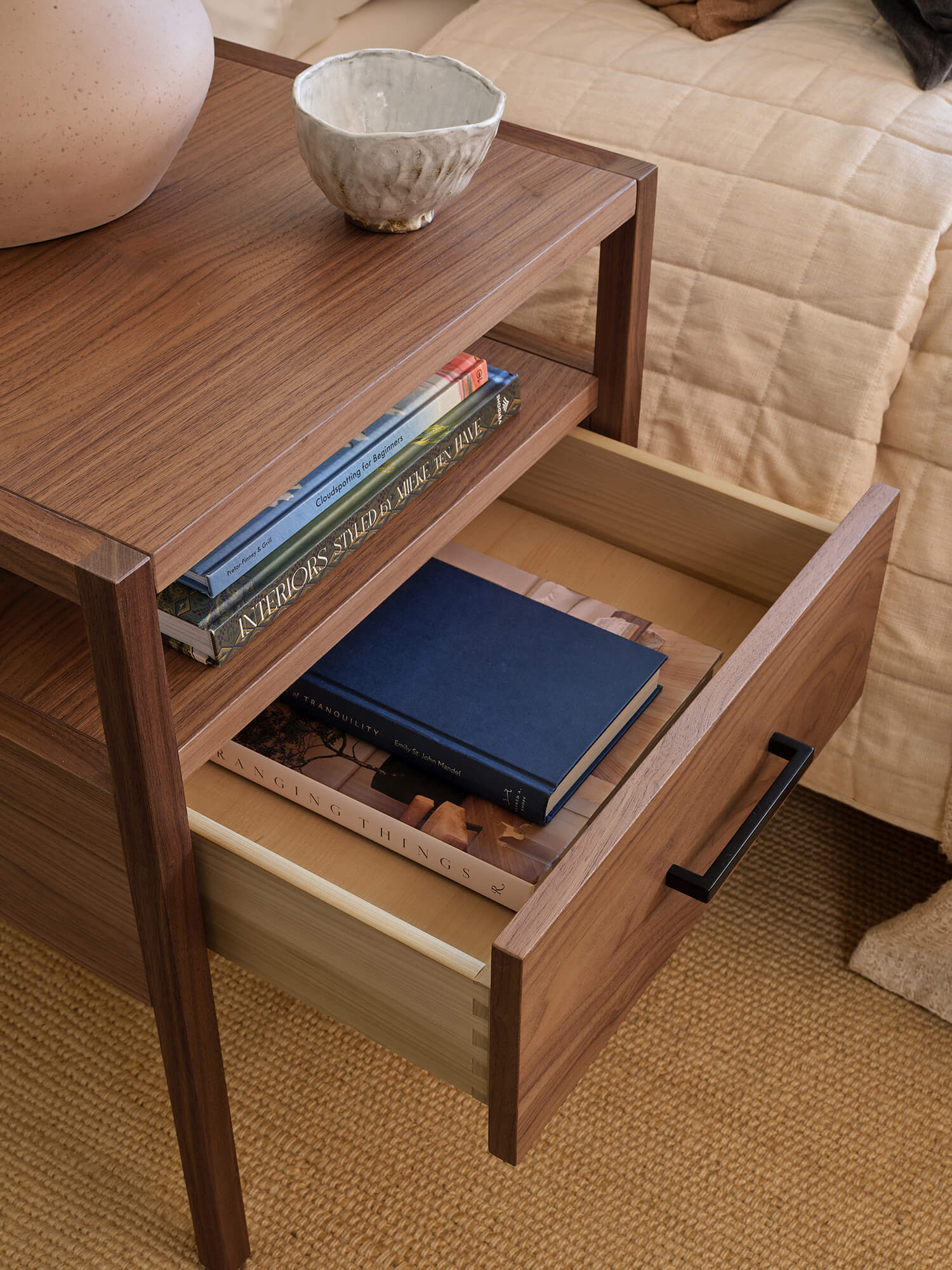 Table de chevet – Un compagnon pratique, aux lignes minimalistes, à la conception superbe et au cadre compact