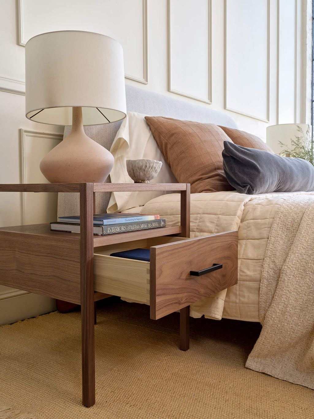 Table de chevet – Un compagnon pratique, aux lignes minimalistes, à la conception superbe et au cadre compact