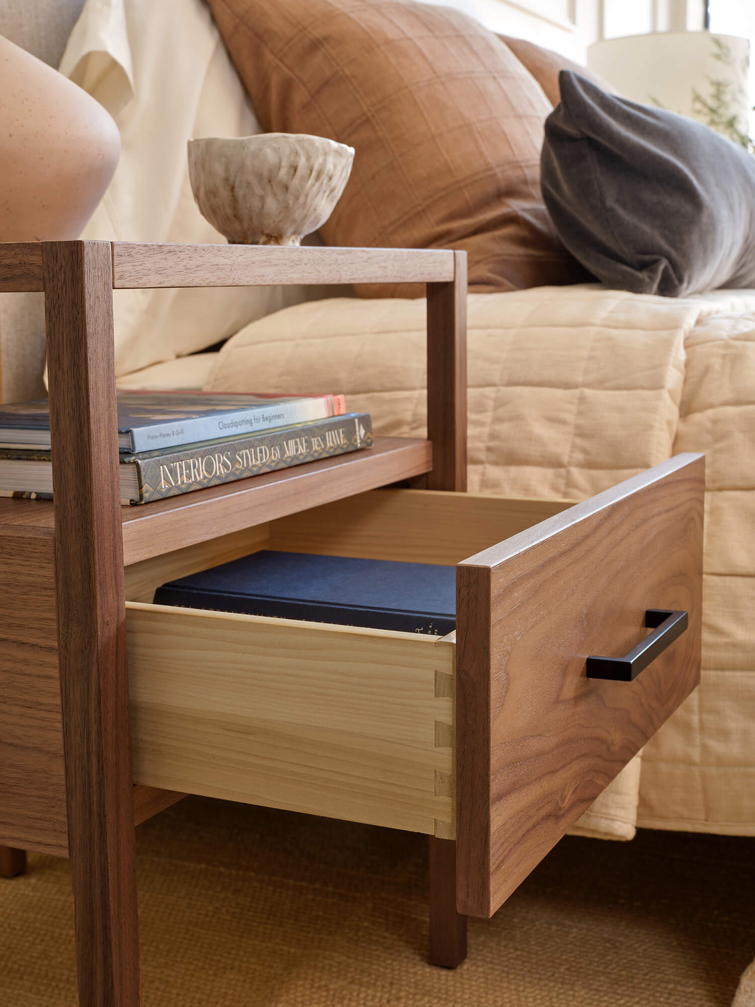 Table de chevet – Un compagnon pratique, aux lignes minimalistes, à la conception superbe et au cadre compact