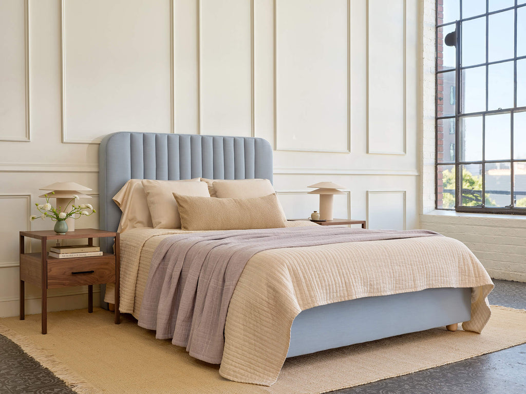 Lit en latex naturel – Adossez-vous contre la tête de lit moelleuse et capitonnée de Bed : c'est le dossier parfait (et une excellente excu
