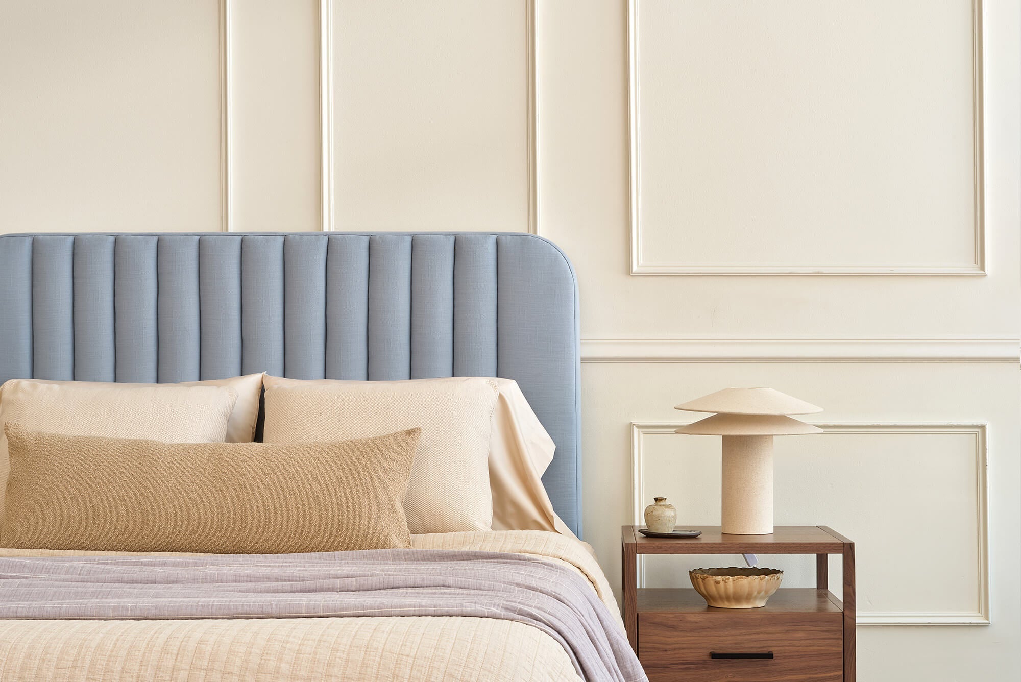 Lit en latex naturel – Adossez-vous contre la tête de lit moelleuse et capitonnée de Bed : c'est le dossier parfait (et une excellente excu