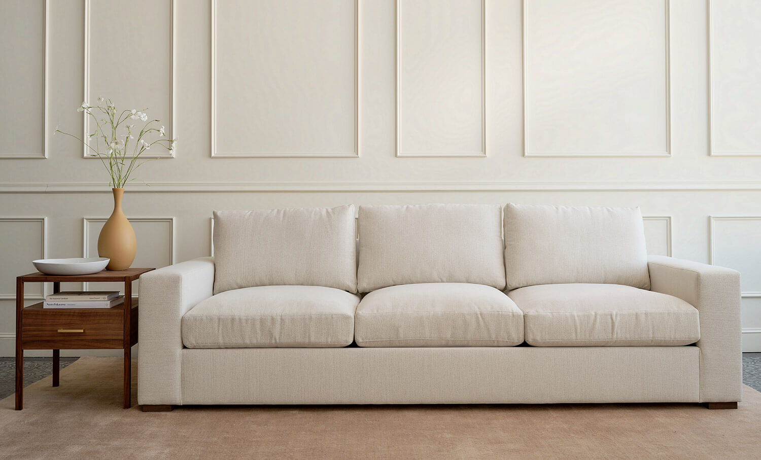 Canapé - Une version plus décontractée de notre design classique, le canapé offre une assise plus profonde et une hauteur d'assise plus élevée pour plus d'espace et de confort.