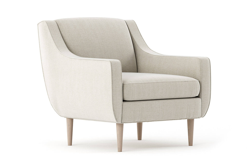 Chaise en latex naturel – La chaise prend une allure élégante avec ses passepoils soignés, ses lignes inspirées du milieu du siècle et son dossier haut et incliné.